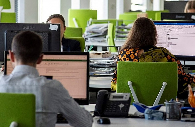 W drugiej połowie 2025 roku firmy w Polsce coraz częściej sięgają po elastyczne formy zatrudnienia