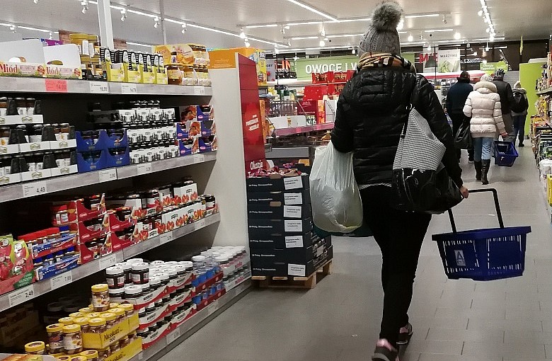 Polacy w tym roku na świąteczne zakupy spożywcze najczęściej przeznaczą średnio od 100 do 300 zł na osobę